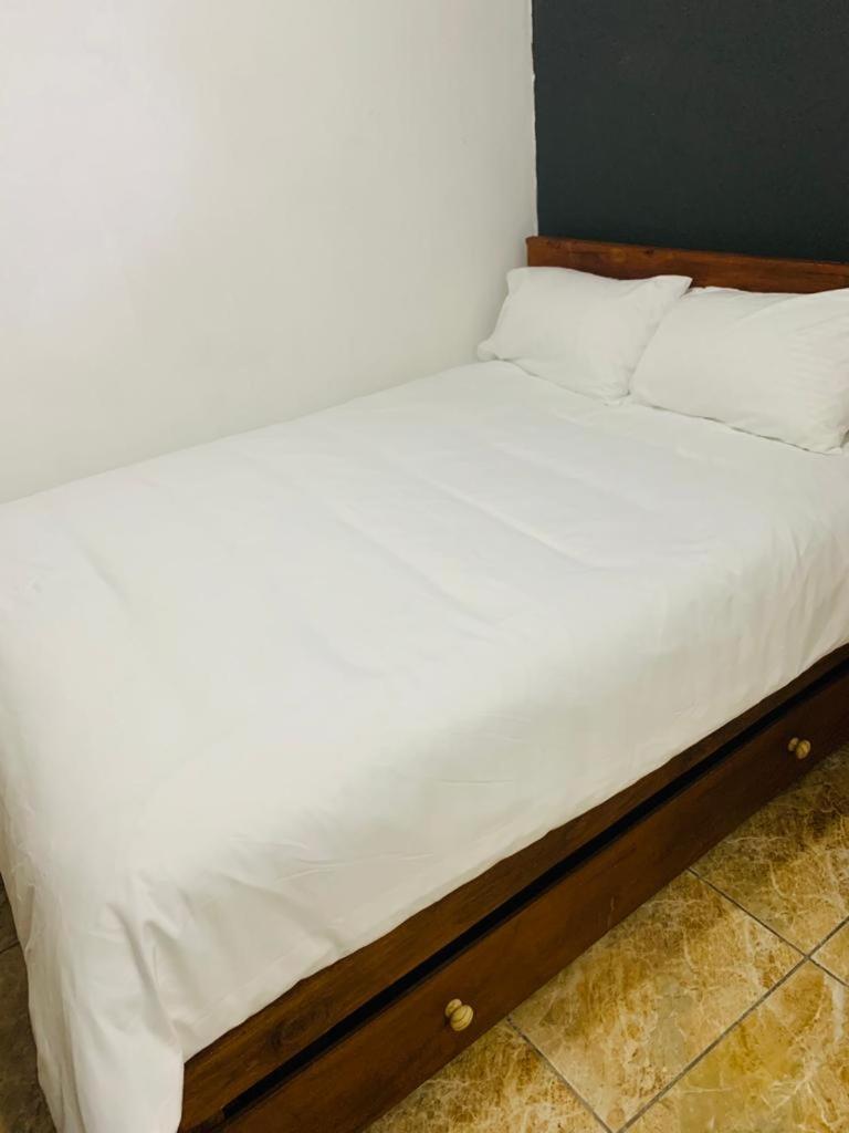 Afrikawisa At O.R. Tambo International Airport Bed & Breakfast Кемптън Парк Екстериор снимка