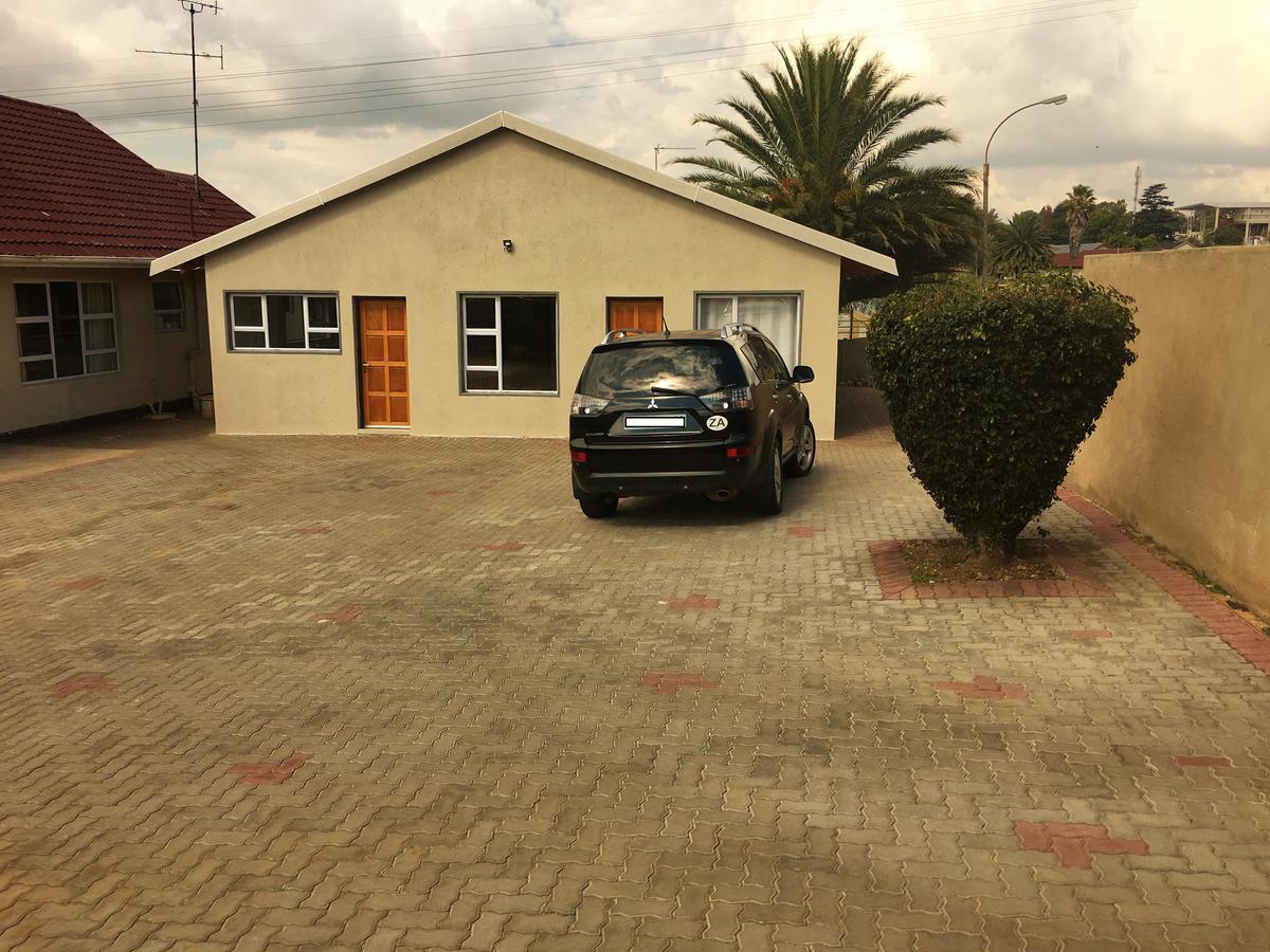 Afrikawisa At O.R. Tambo International Airport Bed & Breakfast Кемптън Парк Екстериор снимка
